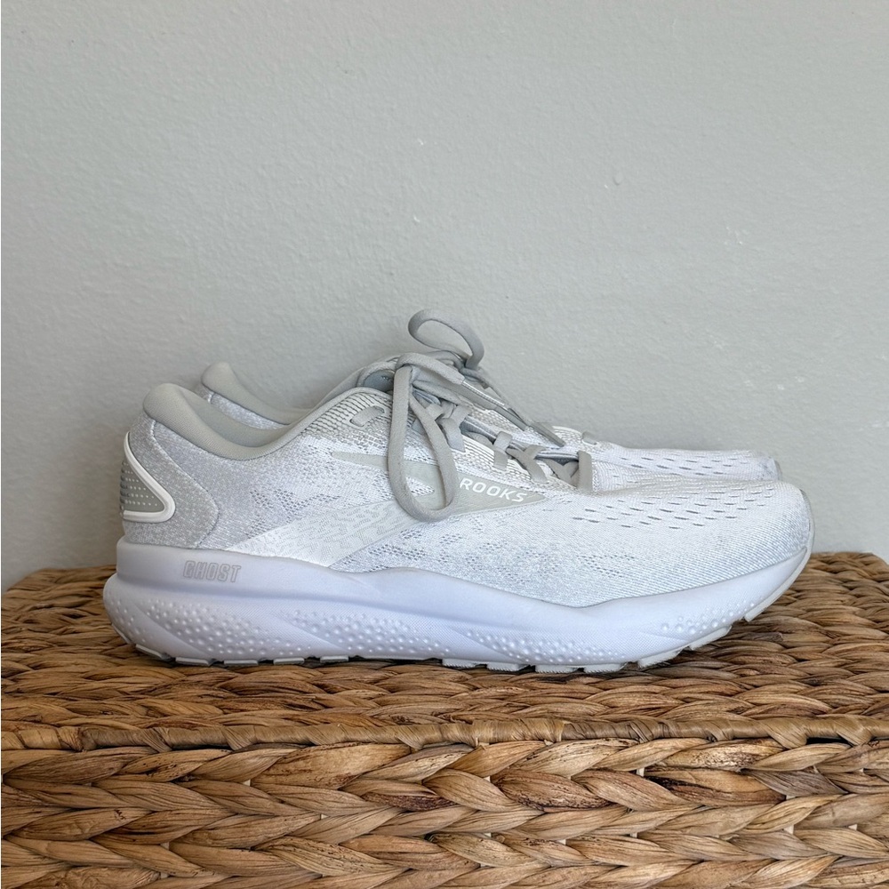 Brooks White Running Shoes Size 10 Medium B - EUC
